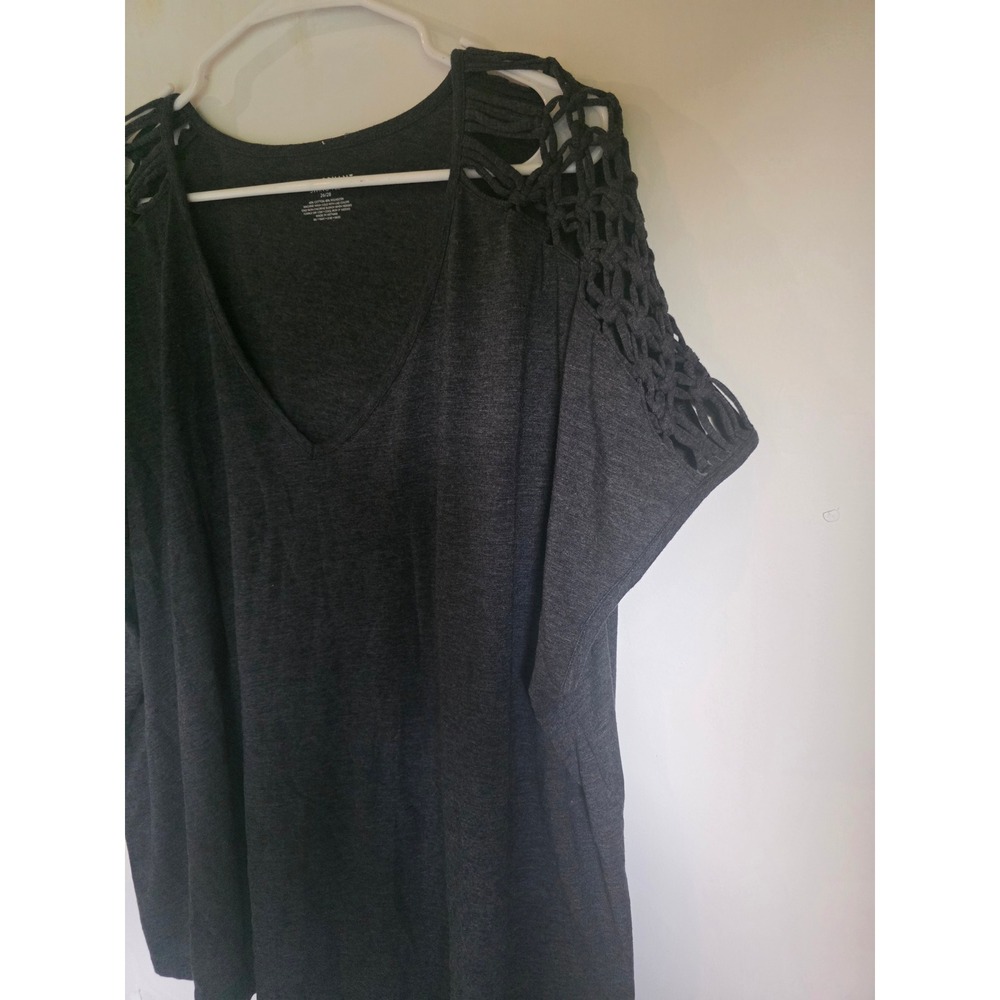 Lane Bryant Swing Tee Charcoal Gray Macrame Crochet Shoulder V-Neck Top 26/28 - Picture 2 of 6